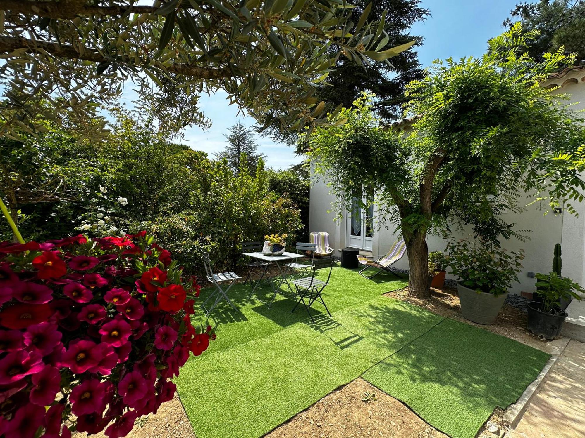 Hotel Le Refuge Des Oiseaux à Lourmarin Extérieur photo